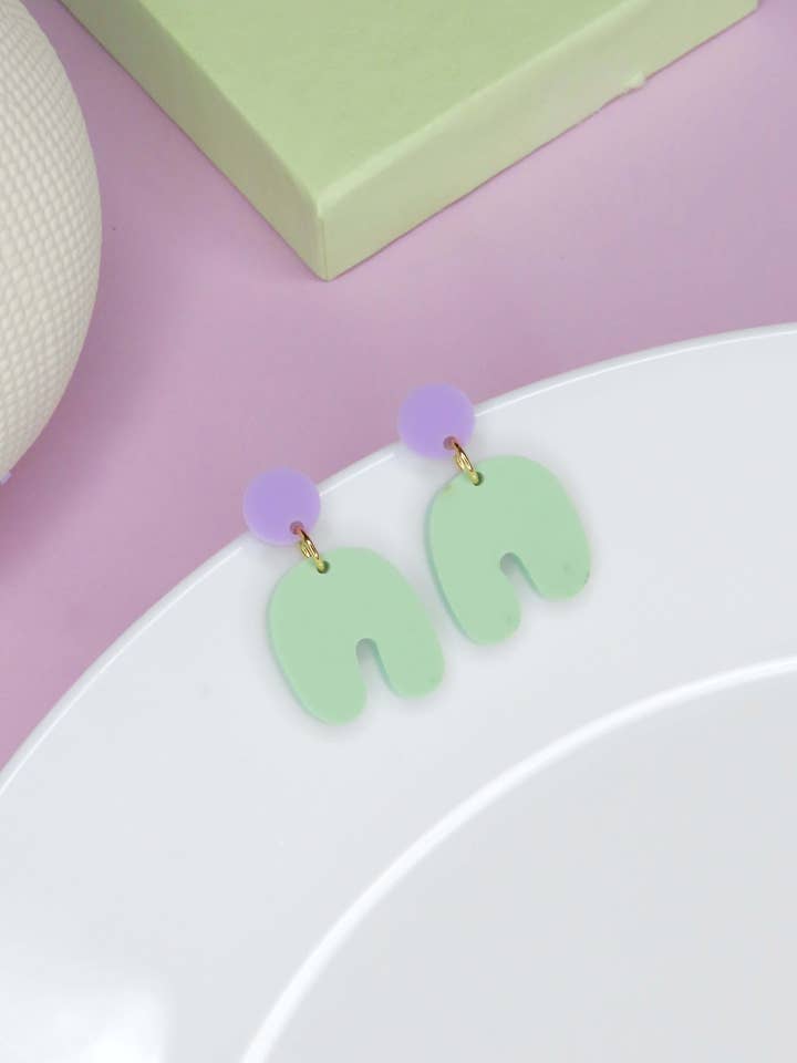 Petites boucles d'oreilles à nœud Squishy Arch en lilas vert clair pour la vente par Niemalsmehrohne