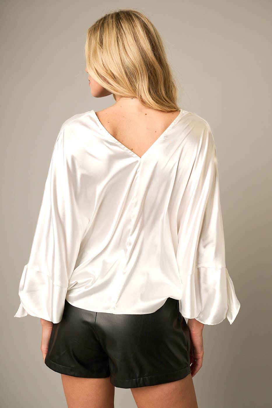 mittoshop - Vente Chemisier – femme - BLOUSE EN SATIN À MANCHES LONGUES AVEC DÉTAIL NŒUD ET COL EN V11