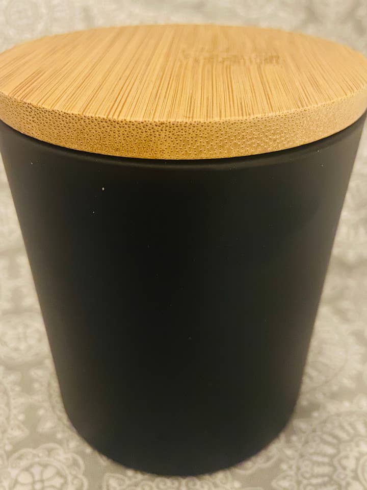 Pot à bougie noir givré avec couvercle en bambou 9 oz pour la vente par Up Cycle Candles