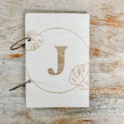 Porte-cartes en bois personnalisé Letter Monstera pour la vente par Feather and Birch