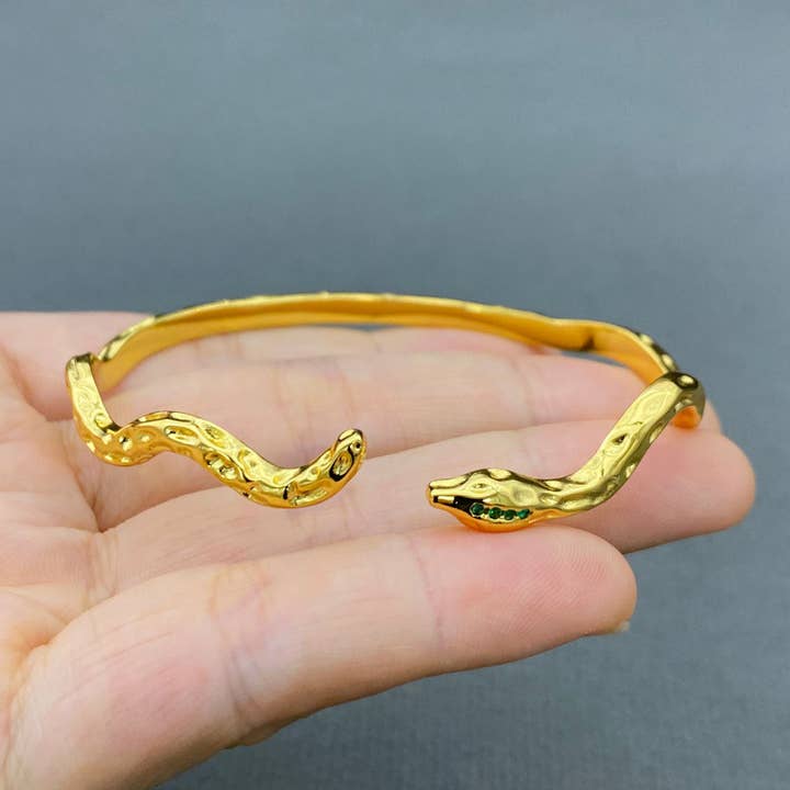 Bracelet ajustable serpent plaqué or 18K incrusté de strass verts pour la vente par Mio Queena