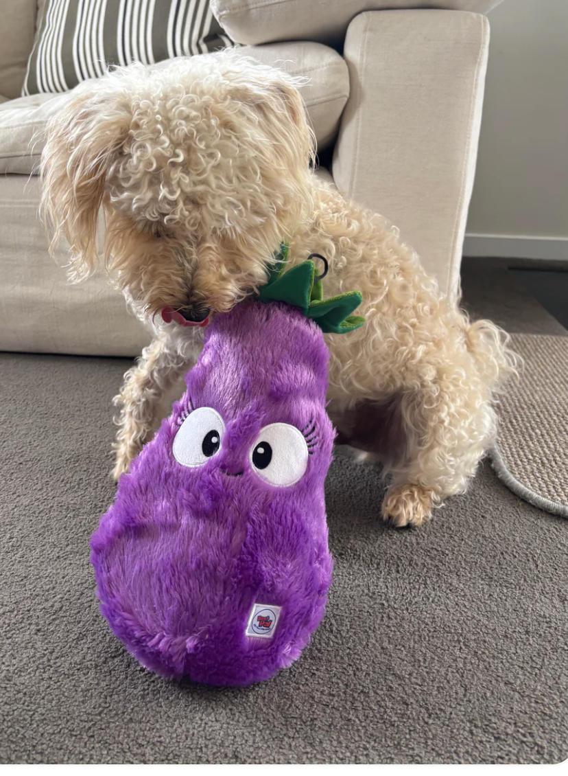 Pals For Paws – Engroshandel Tøjdyr - Hund – Eggwina - Aubergine lavet af 100% genbrugsmateriale1