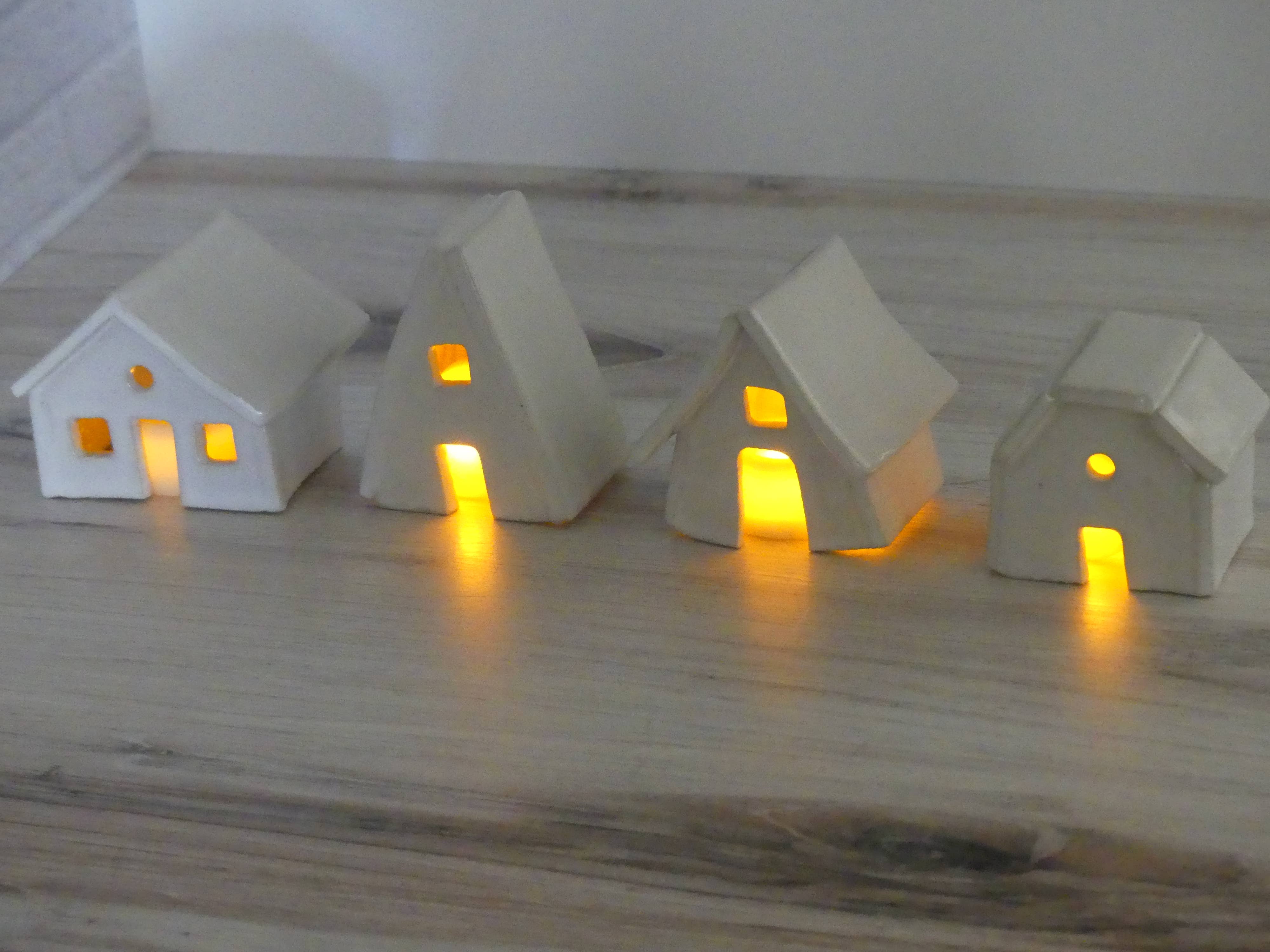 Design by Pouneh - Venta al por mayor Decoración navideña - Pequeño pueblo de cerámica hecho a mano, decoración navideña5