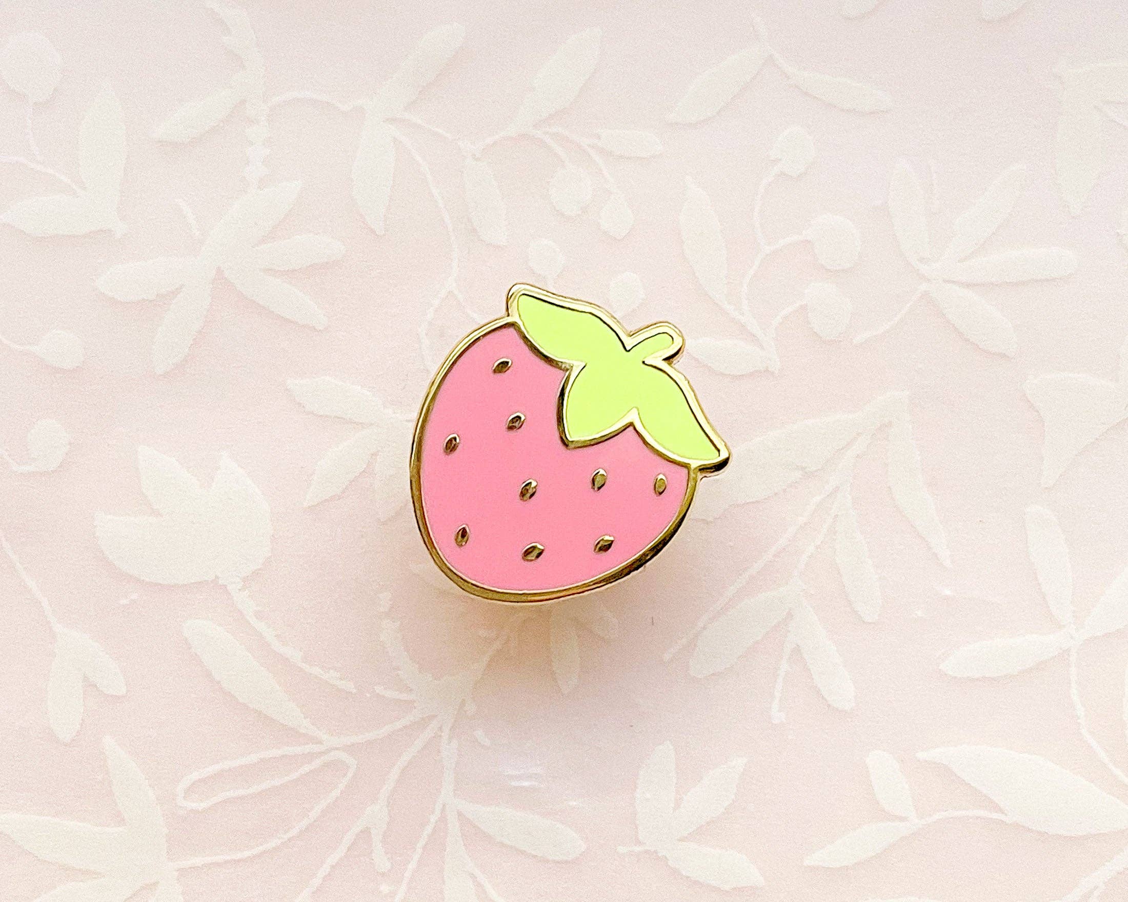 Alum and Ink - Vendita all'ingrosso Spilla da bavero - Mini graziosa spilla smaltata a fragola1