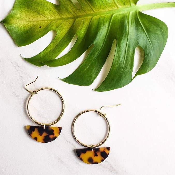 O + Tortoise oorbellen voor wholesale door Auctober Love