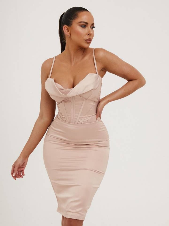 Naakte satijnen midi-jurk met bandjes en gedrapeerde voorkant in korsetstijl - Sag voor wholesale door Femme Luxe