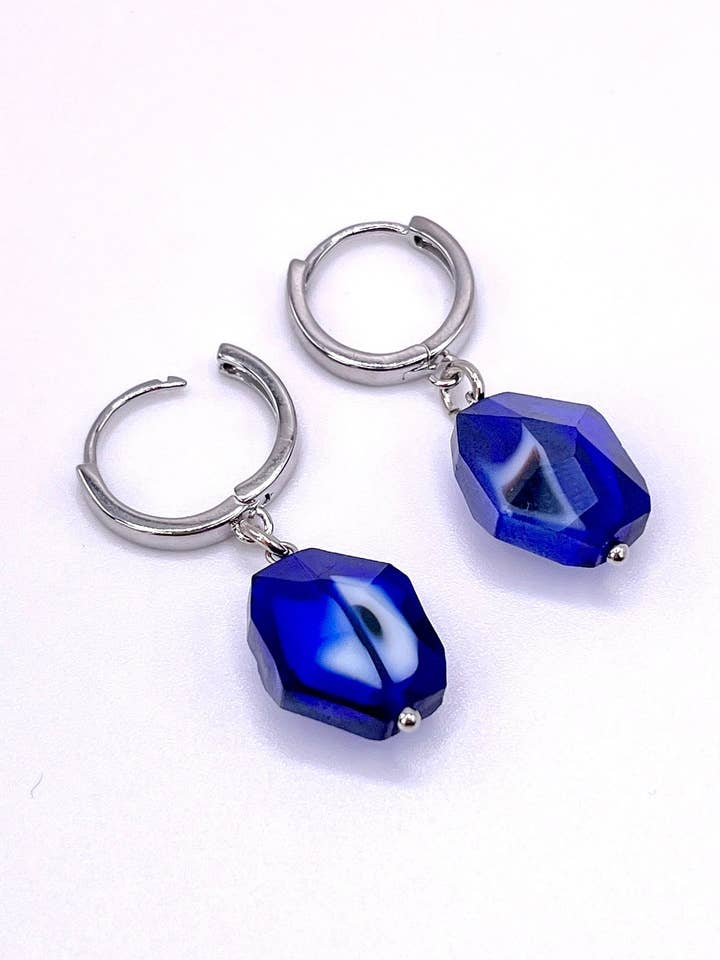 Koningsblauwe zilveren hoepeloorbellen met glazen kralen voor wholesale door Lovely Sunday Jewelry