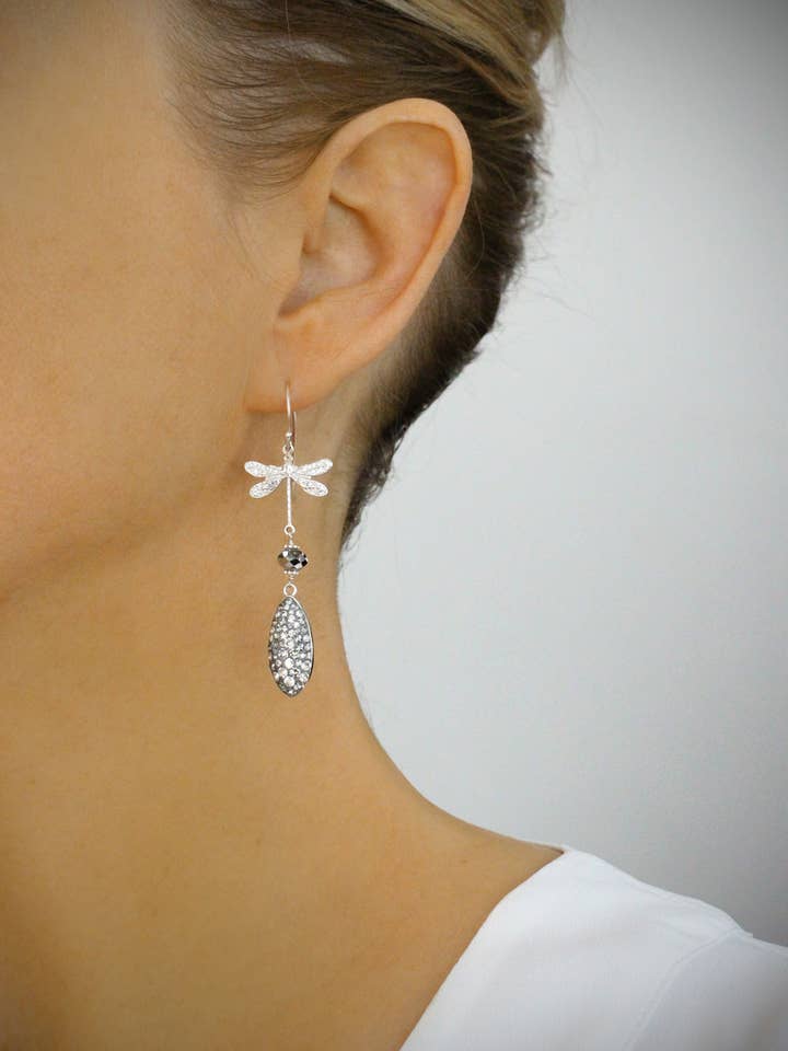 Boucles d'oreilles libellule en métal rhodié avec gouttes en cristal gris pour la vente par DIGE DESIGNS