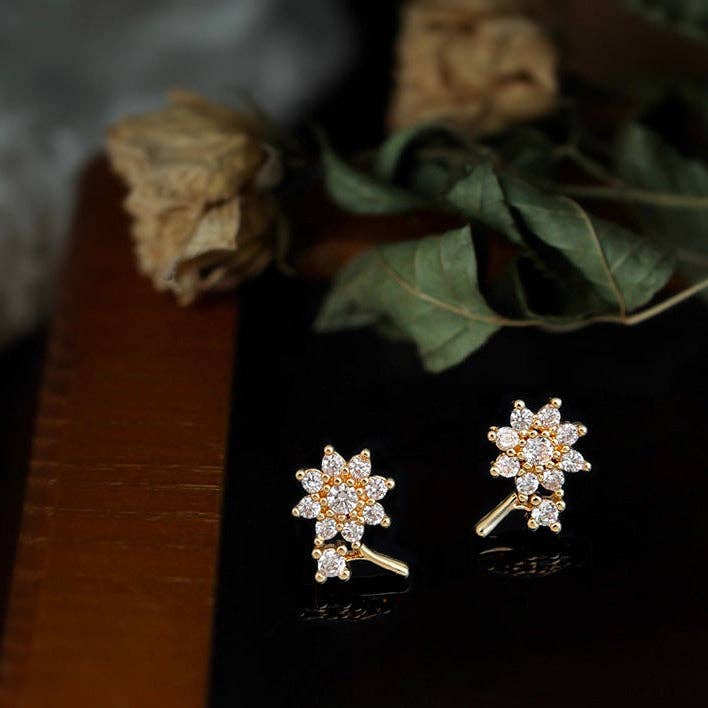 Revelari - Vente Clous d'oreille - Boucles d'oreilles clous branche fleur dorée avec zircon cubique1