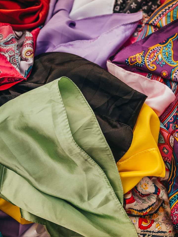 Lot de foulards sauvages assortis pour la vente par Z Bars Jewelry