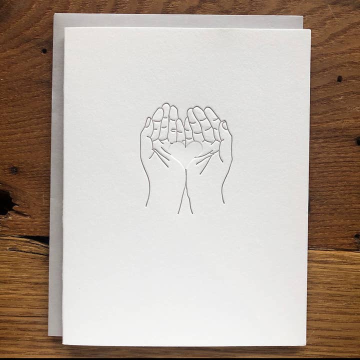 Carte typographique « mains tenant le cœur » pour la vente par Lark Press