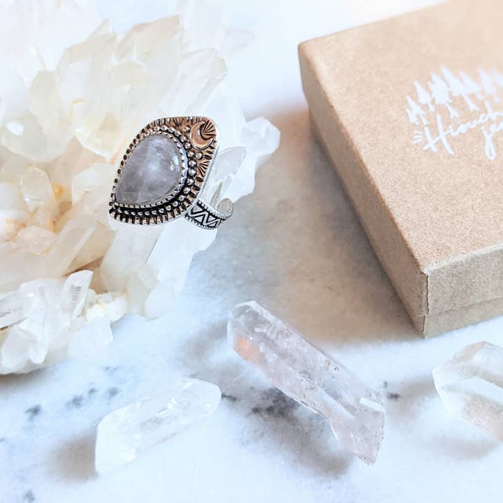 Goddess Provisions – Anel de cocktail/declaração por atacado – Anel Lunar Quartzo Transparente, Cristal de Cura, Prateado Boho