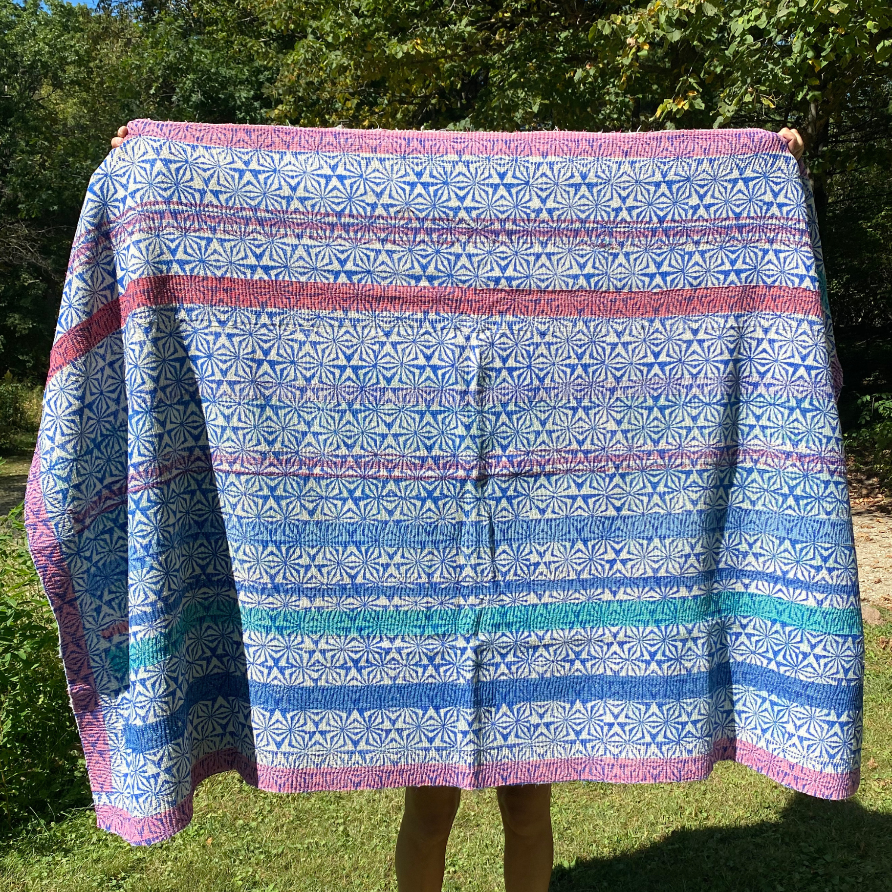 Seeds – Großhandel Bettdecke – Kantha-Bettdecke aus Baumwolle mit Blockdruck in Weiß und Indigoblau7