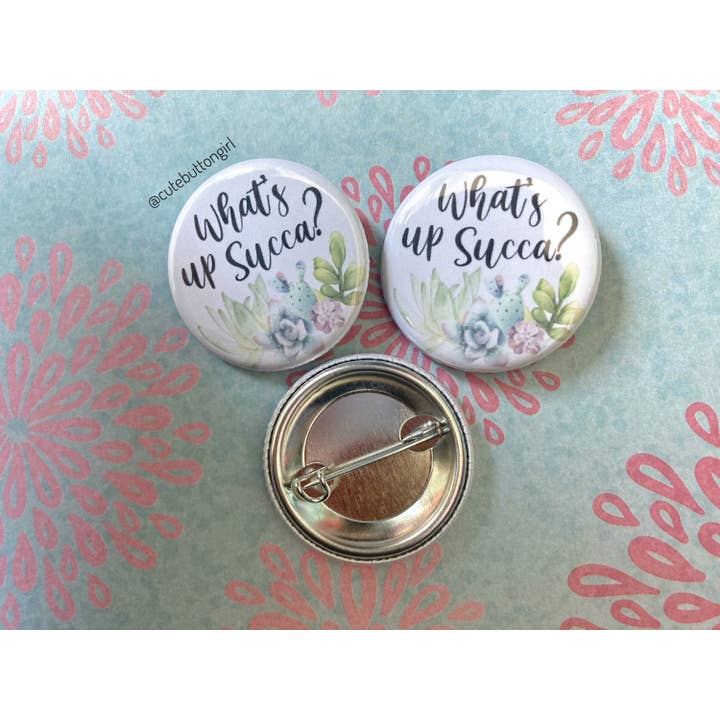 1,25 pollici e 2,25 pollici Che succede, Succa? per la vendita all'ingrosso da parte di Cute as a Button Girl