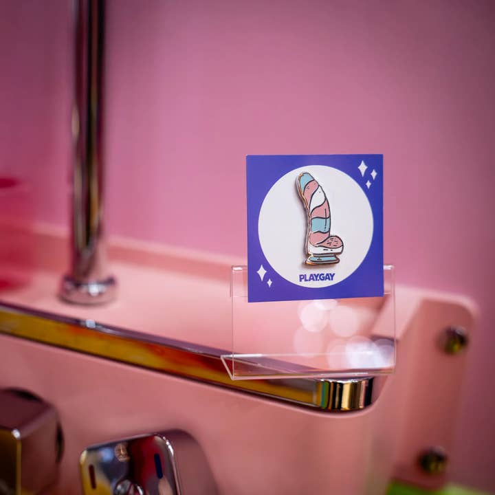 Trans Dildo – Emaille Speld voor wholesale door Play.Gay
