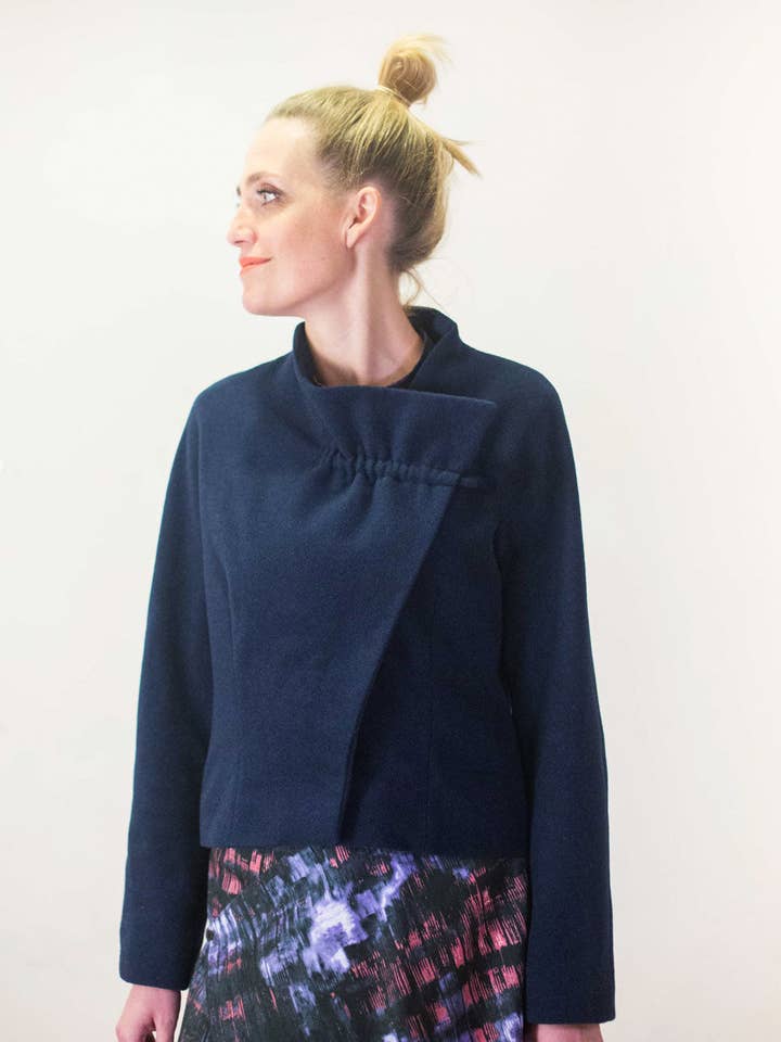 Giacca blu in lana con collo arricciato per la vendita all'ingrosso da parte di Clara Kaesdorf