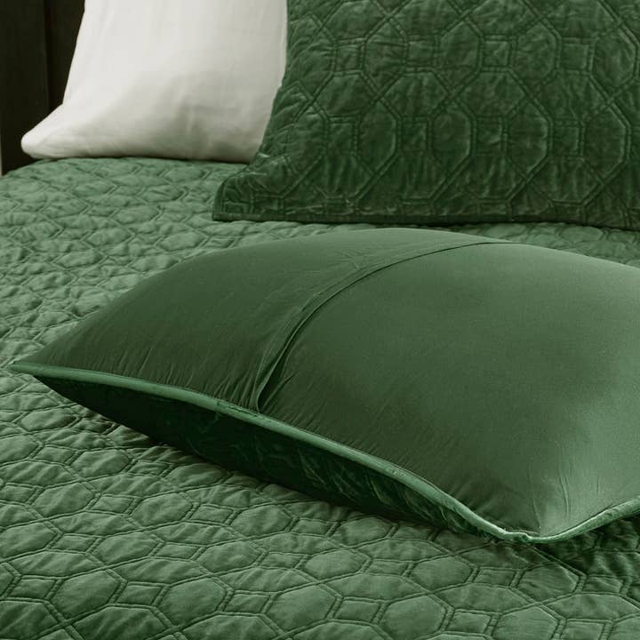 Velvet 3-Piece Quilt Set, Green for wholesale on Faire5