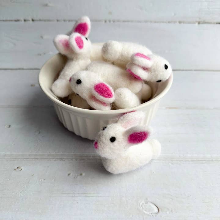 Un petit lapin de Pâques en feutre blanc pour la vente par Sewing Seeds Play