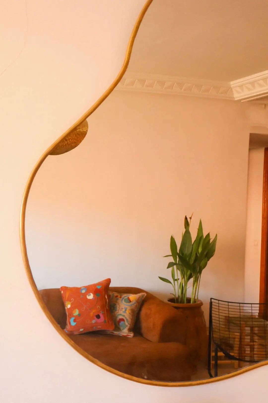 Néda - Venta al por mayor Espejos de pared - Espejo de pared orgánico grande hecho a mano en latón dorado3