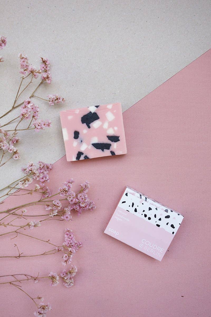 Coudre Berlin - Wholesale Zeepblok - Handgemaakte natuurlijke zeep met rosésteenpatroon1