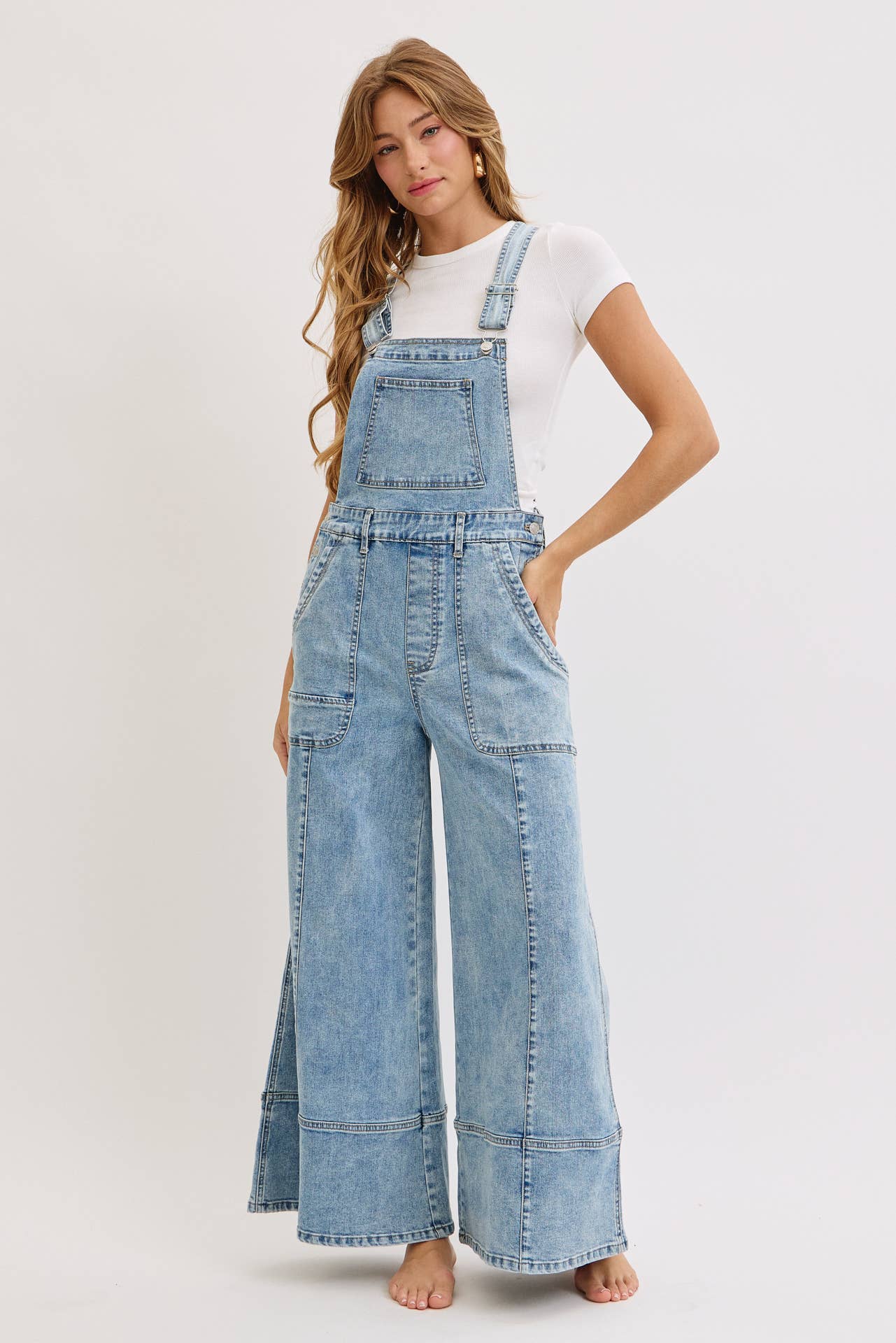 DENIMBLAUW DENIM OVERALL MET WIJDE PIJPEN voor groothandel op Faire25