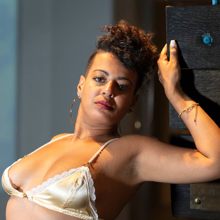 Emotion - Soutien-gorge triangle en satin de soie, dentelle for wholesale by Apodesme