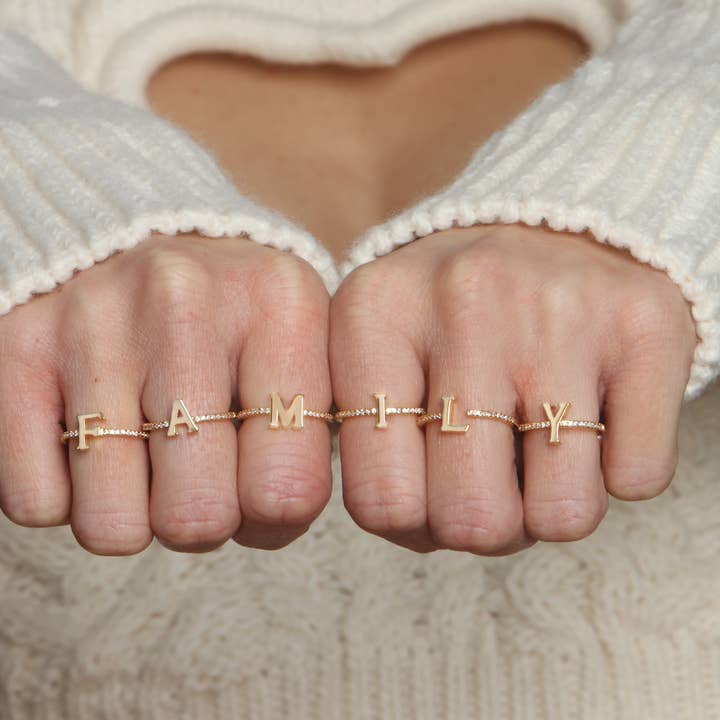 Maya J - Vente Anneau/bague à empiler - Bagues Initiales Ajustables Plaquées Or 14K - Présentation Complète4