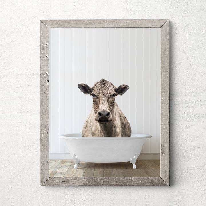 Tan de vache dans la baignoire blanche pour la vente par Lettered & Lined