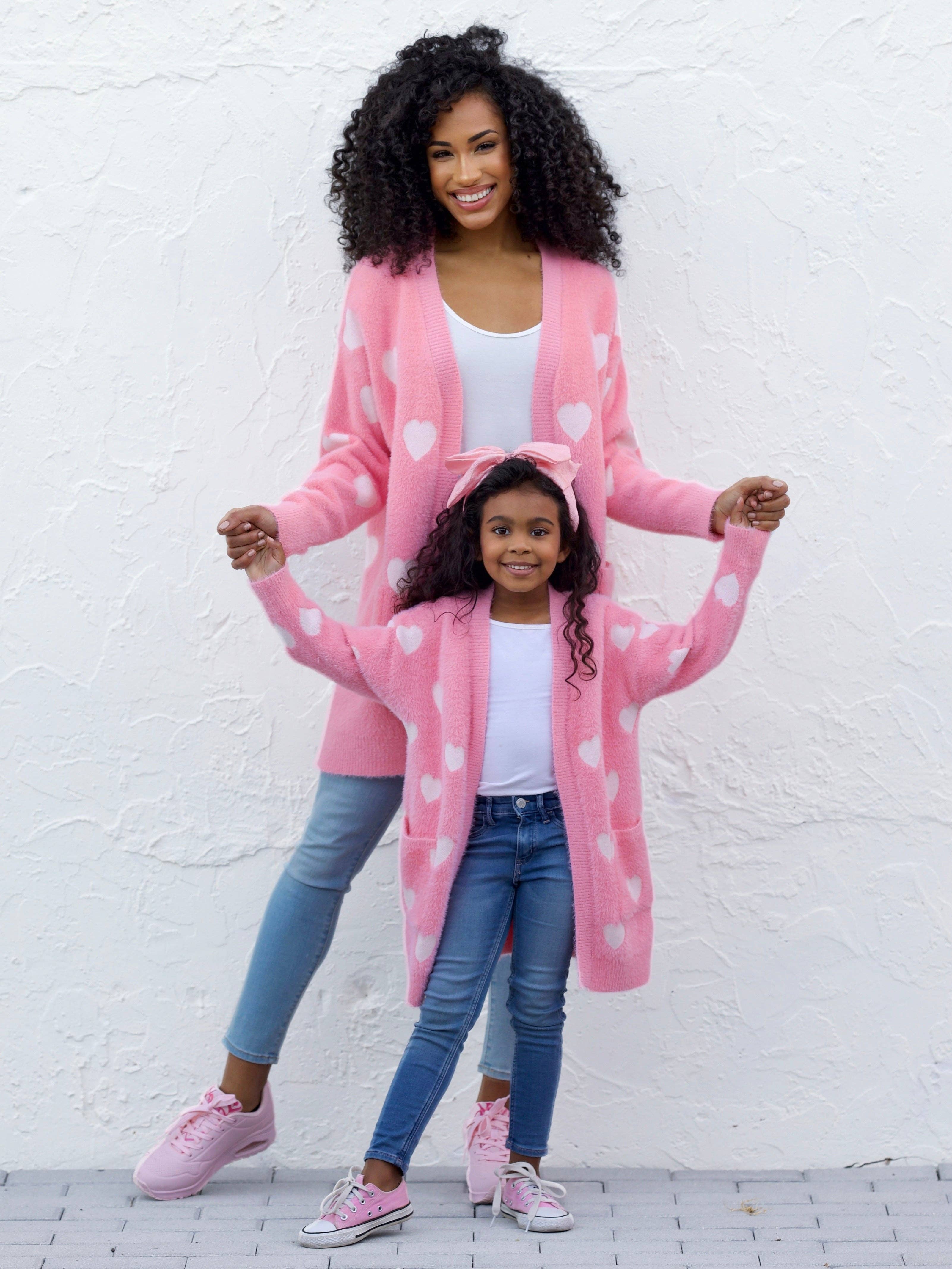 Rosa Cardigan oversize con cuori Mommy and Me Fuzzy All Over in vendita all'ingrosso su Faire2
