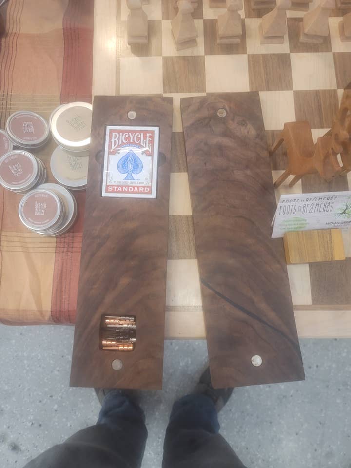 Tablero de cribbage de nogal figurado para venta al por mayor de Roots to Branches Inc.