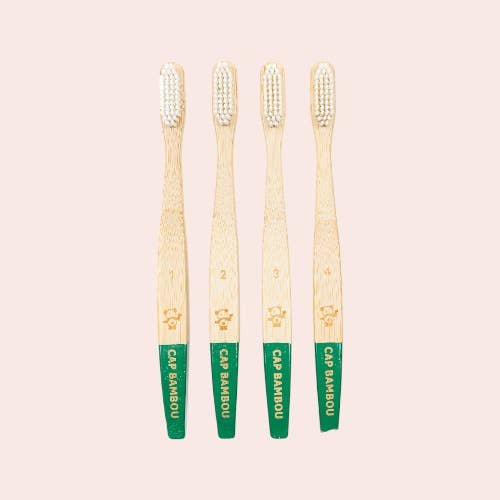 Set da 4 spazzolini da denti per adulti con setole morbide e manico in bambù per la vendita all'ingrosso da parte di cap bambou