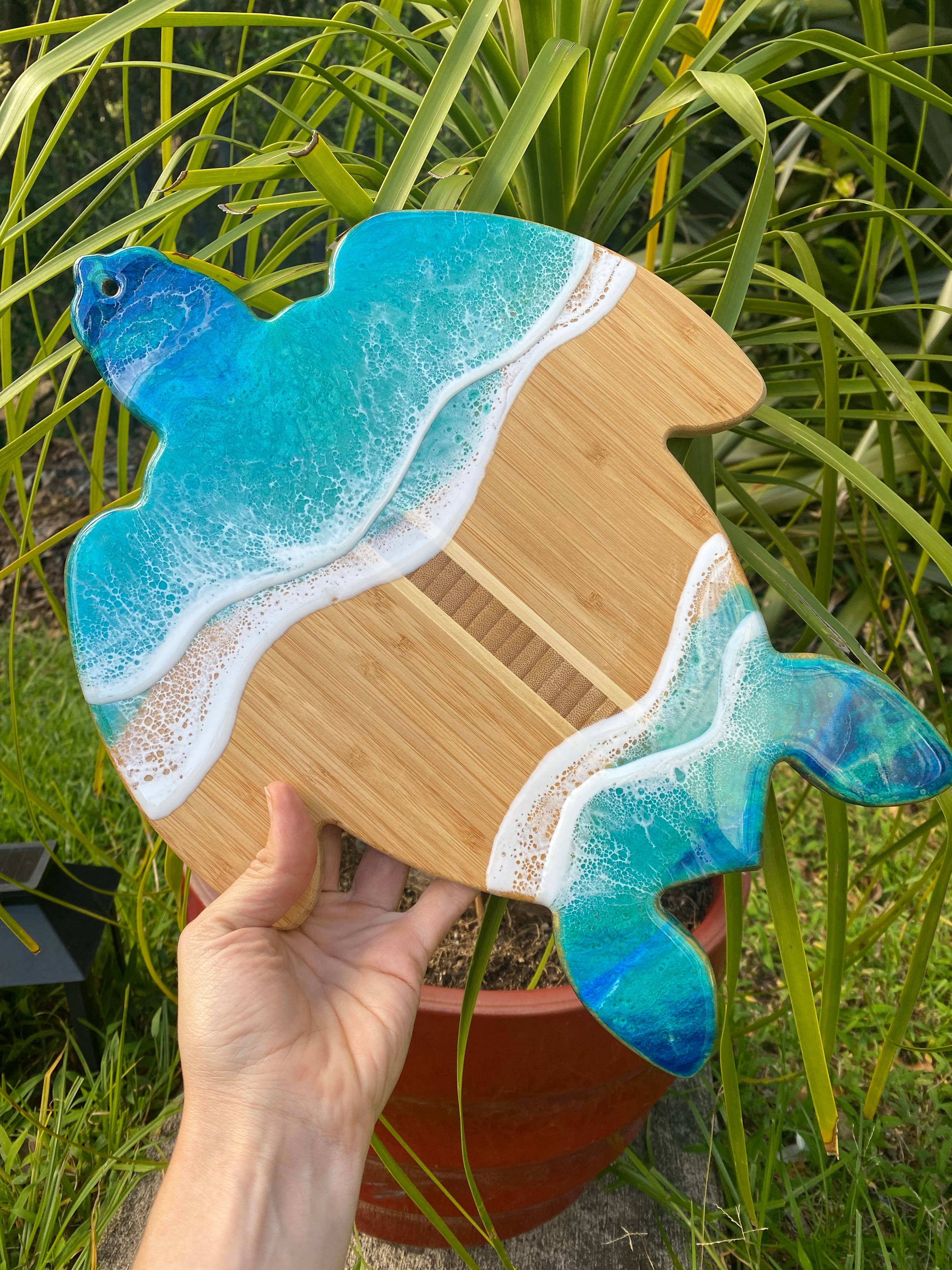TBM Creations LLC - Vente Plateaux à fromage - Planche à fromage en résine Tortue | Planche à charcuterie Honu fabriquée à Maui1