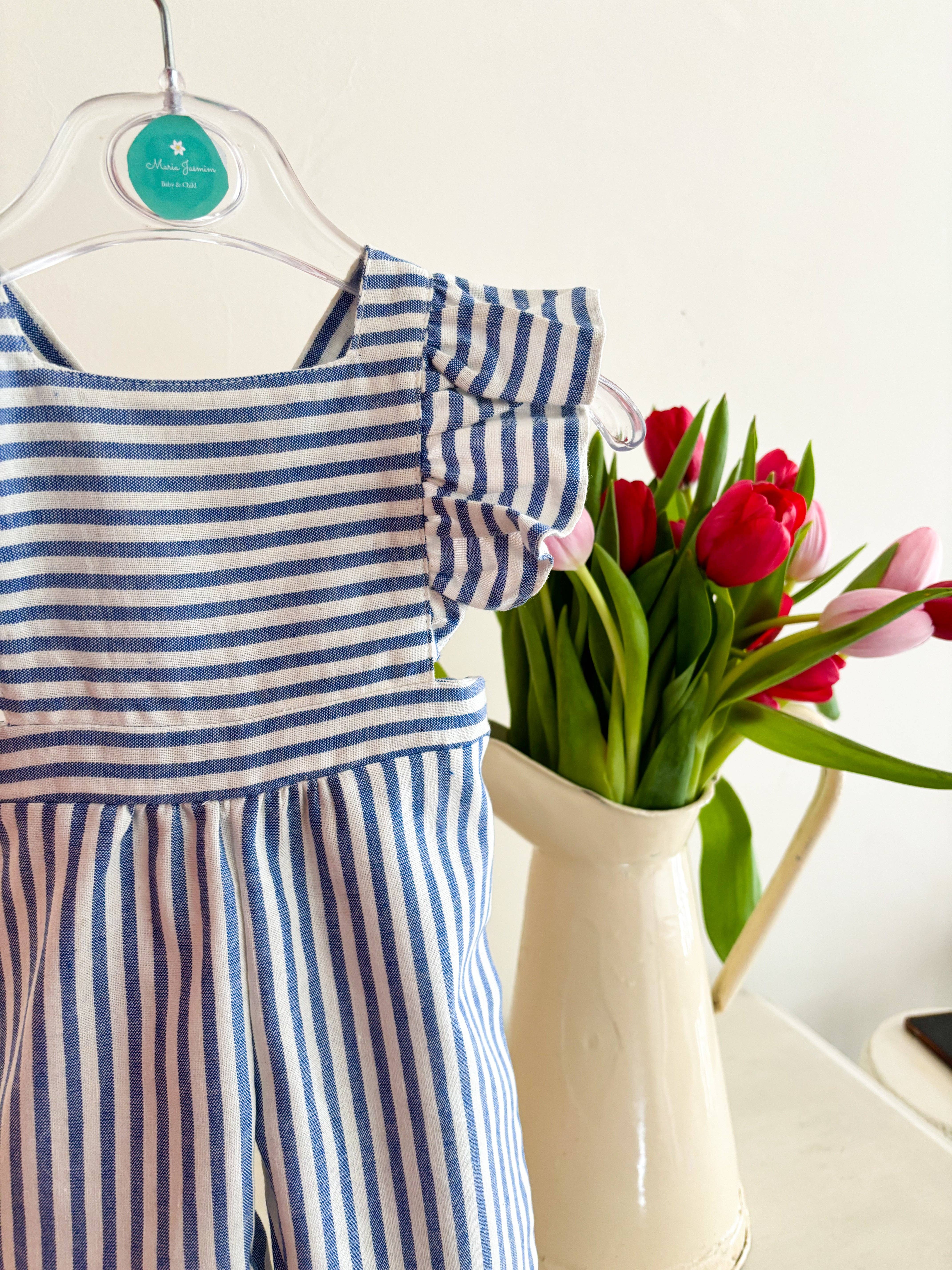 Maria Jasmim Baby & Child – Engroshandel Overalls - Baby – Blå stribet buksedragt med flæsedetaljer på stropperne2