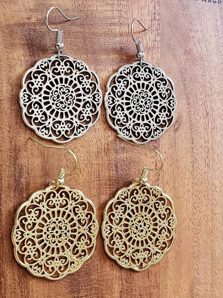 Boucles d'oreilles médaillon - Mandala, filigrane, argent, or pour la vente par Adorned Alloys