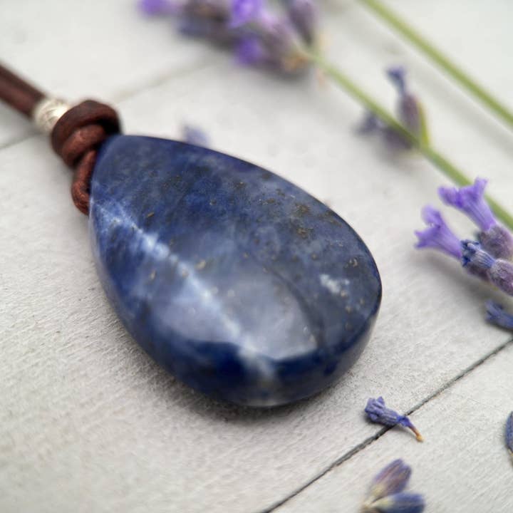 Colar de Couro com Pingente de Sodalita - Cristal de Cura Azul Marinho Escuro - Couro Castanho Rústico - Prata de Lei 925 Sólida por atacado de Sunlight Silver Jewelry