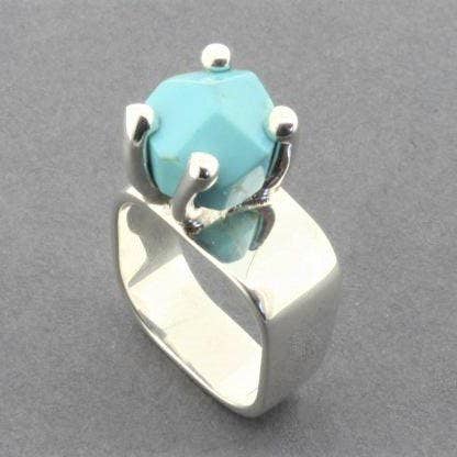 Bague carrée avec griffe - Argent sterling et turquoise pour la vente par Makers & Providers