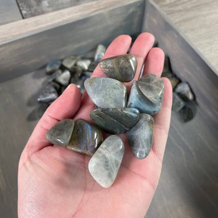Pierres roulées en labradorite de Madagascar – Lot en vrac de 1 lb pour la vente par Keystone Crystals