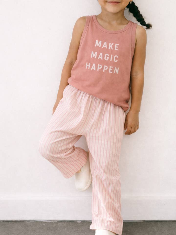 maglietta grafica ragazze - fai accadere la magia - canotta rosa per la vendita all'ingrosso da parte di Polished Prints