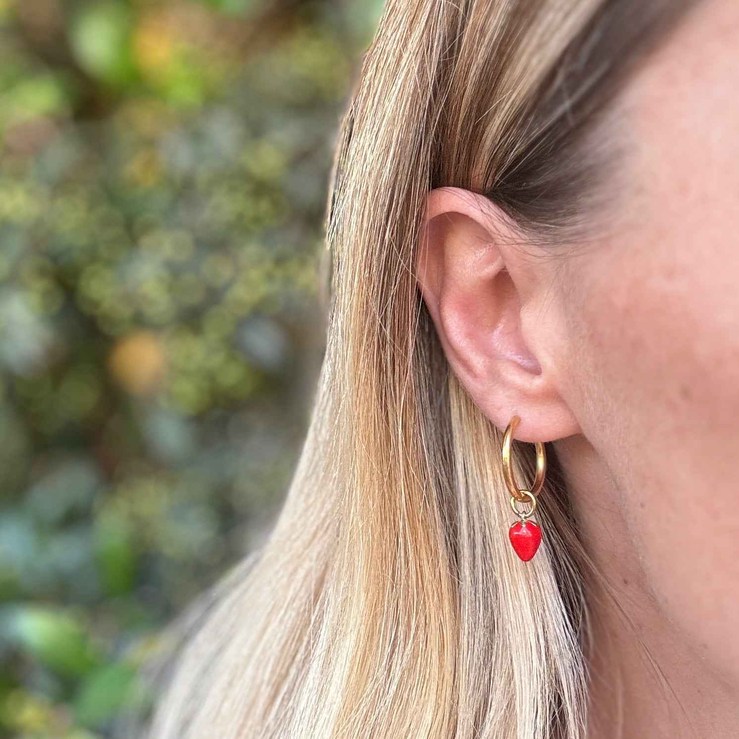 DUESTELLE ITALIA – Brincos de argola por atacado – Limoni & Morangos Hoops - Aros de Ouro com Pendente10