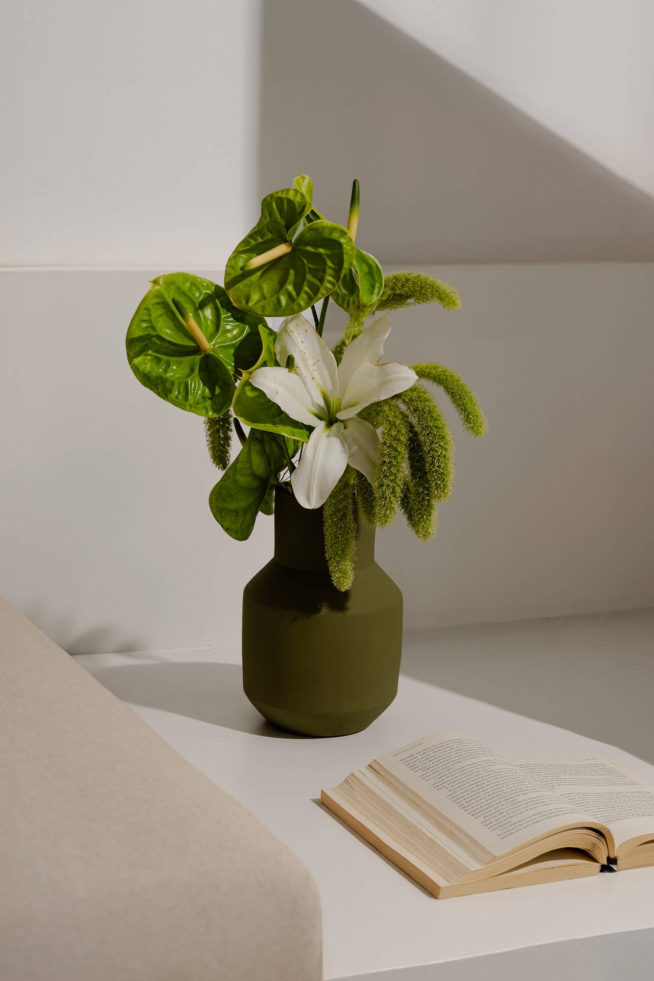 Grön Sado-vas i keramik i olivgrönt - perfekt för torkade blommor för wholesale på Faire