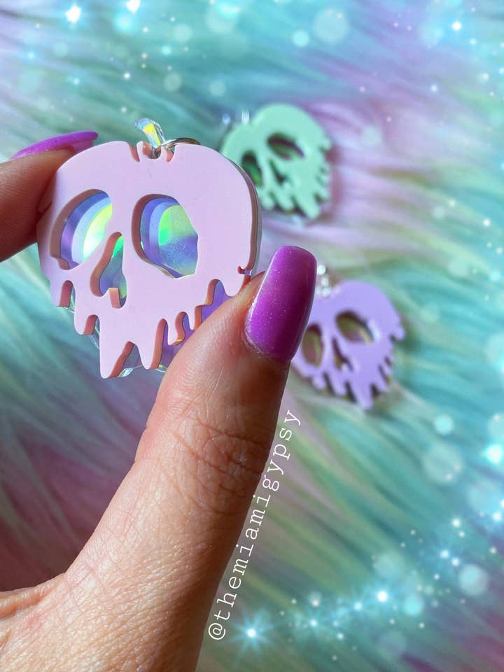 Orecchini Iridescent Poison Apple per la vendita all'ingrosso da parte di Cosmic lovely