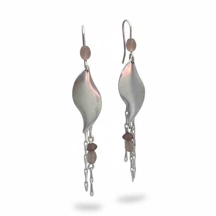 Pendiente Hojas caidas con cadenas plata 10µ y rosas para venta al por mayor de Gloria Mago