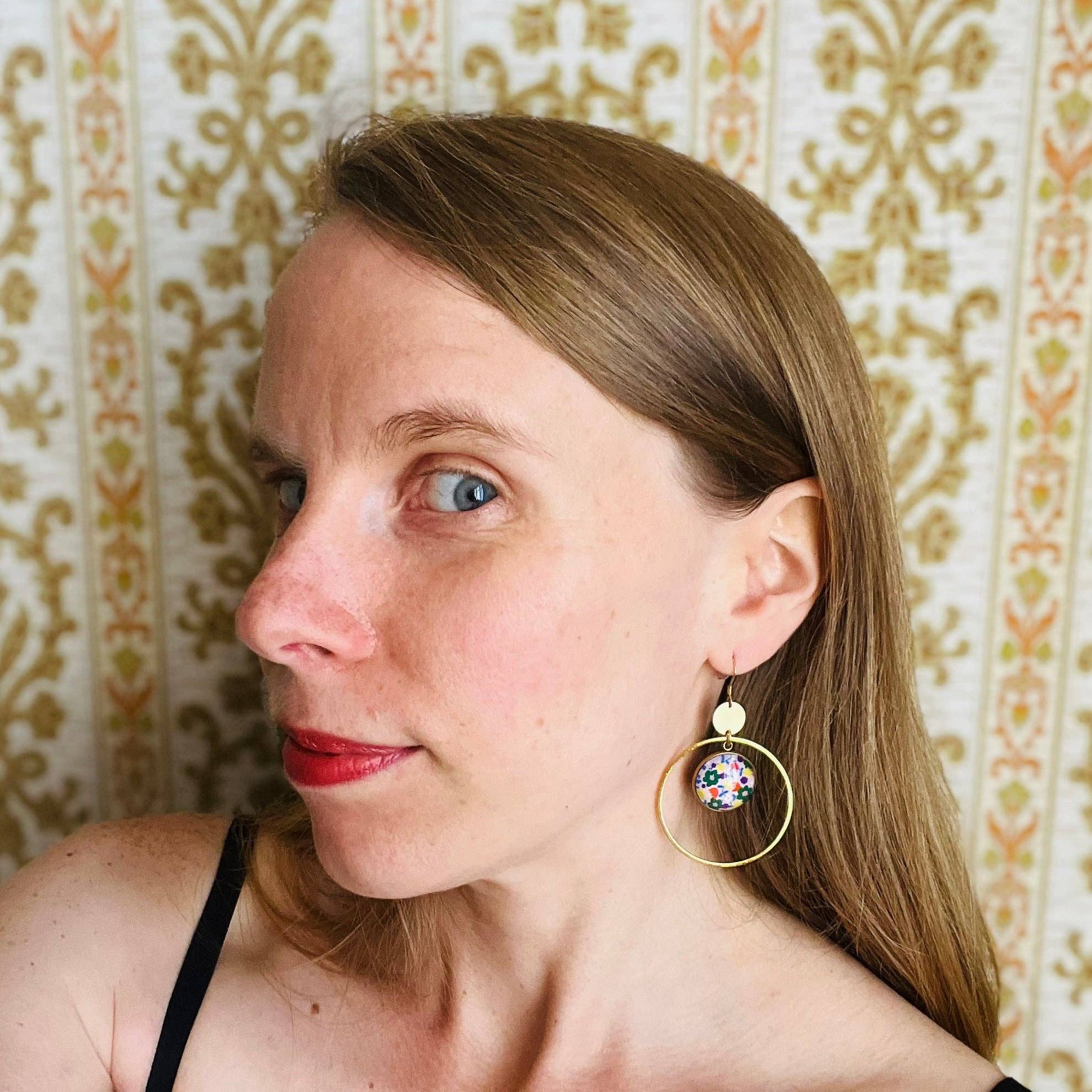 Dans l'Air du Temps Bijoux – Engroshandel Hængeøreringe og creoløreringe – Lyserøde multifarvede blomstrede øreringe med ringe, guldfinish eller sølvfinish2