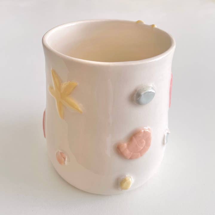 Cala Cup –Handmade Ceramic Mug Sea-Inspired Reliefs 300ml para venta al por mayor de Pipa and Happy