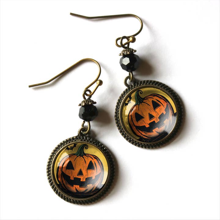 Lanterne Jack O Halloween rétro avec boucles d'oreilles en forme de chauve-souris pour la vente par The Divine Iguana