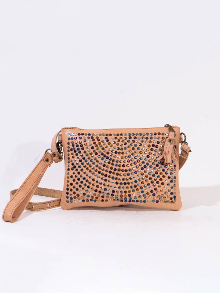 Handgjord läderväska med axelrem och flerfärgade nitar för wholesale av isli and tisli