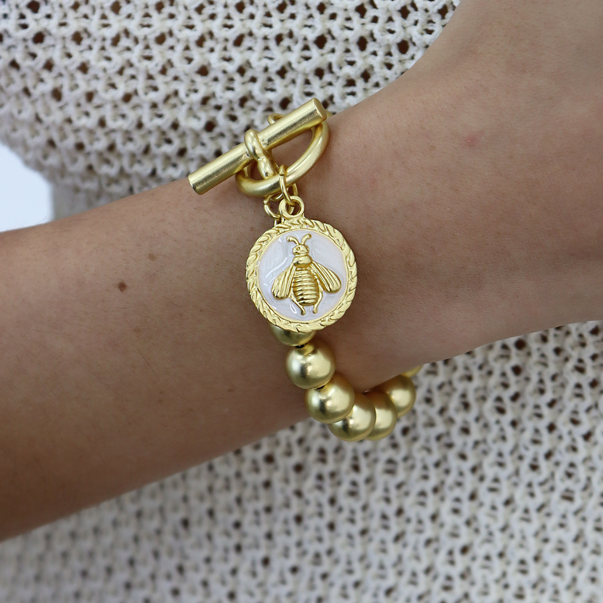 KARINE SULTAN - Vente Bracelets à breloques/pendentifs - Bracelet en chaîne perlée à breloques en forme d'abeille en ivoire1