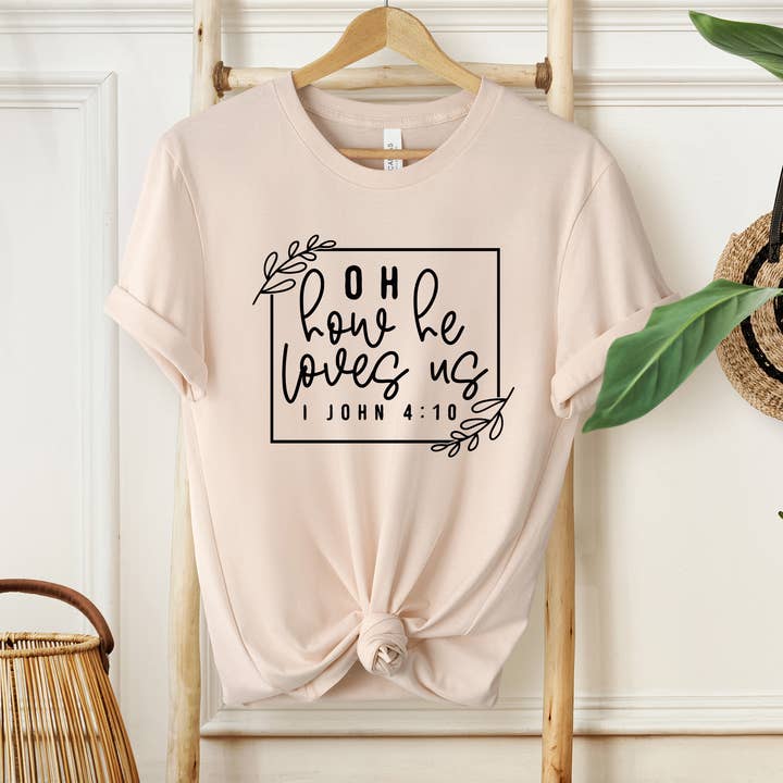 Camisa Oh How He Loves Us, Camisa Jesus Bible Verse por atacado de Eleven Fashion