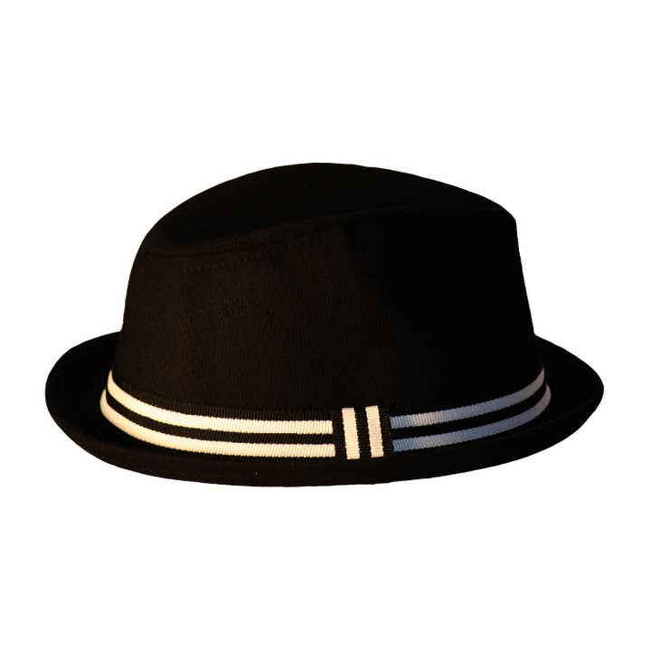Fedora noir avec bracelet noir et blanc pour la vente par Born To Love