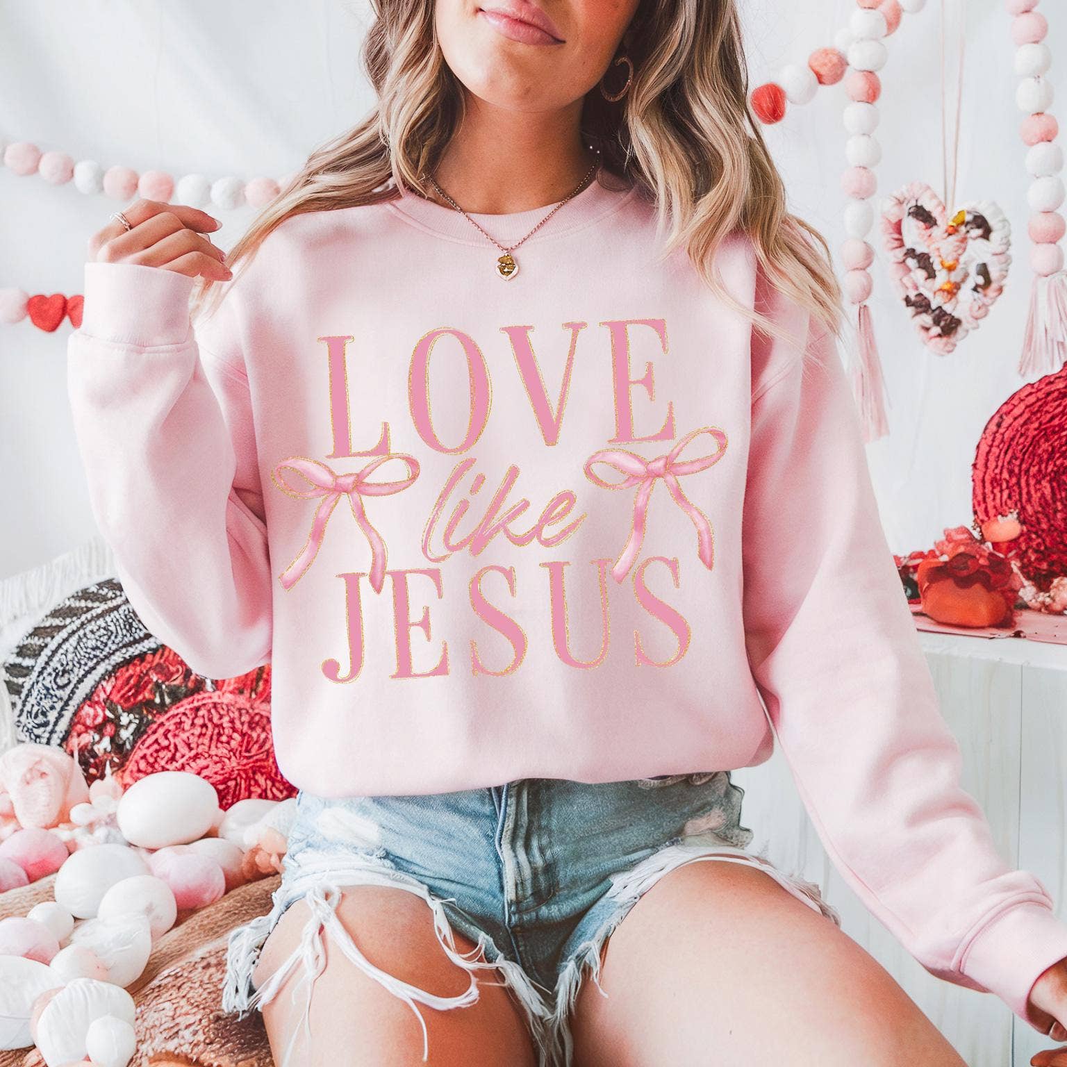 NVC Ecommerce LLC – Großhandel Sweatshirt mit Grafikdruck – Damen – Love Like Jesus Sweatshirt mit rosa Schleifen-T-Shirt1